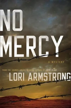 Lori Armstrong No Mercy обложка книги