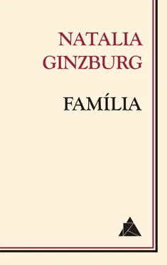 Natalia Ginzburg Família обложка книги