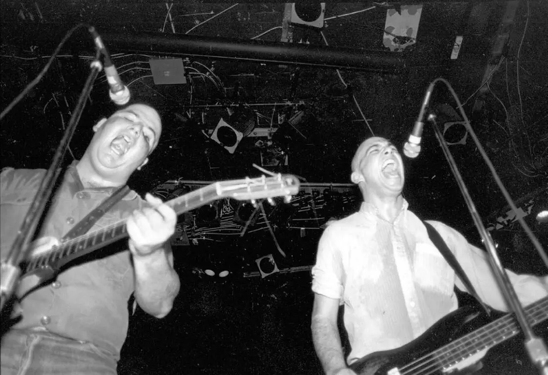 D Boon y Mike Watt en acción en el Whisky a Go Go de Hollywood California - фото 4