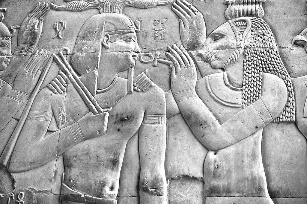 Рис 6 Еще одно условное изображение Святого Духа в виде поднесения креста к - фото 6