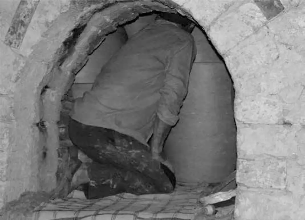 Figura 3En el umbral del horno Helí da un último vistazo a la loza apilada - фото 6