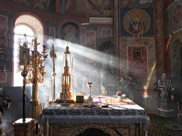 Ласковые батюшки тешат бедолаг Бог терпел и нам велел И в миг исчез - фото 9