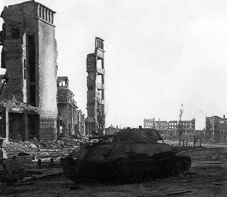 Последний танк 6й тбр на улице Гоголя В подземном командном пункте 62й армии - фото 18