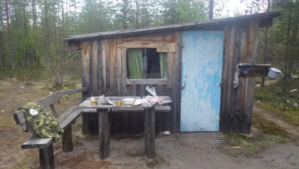 Здесь у Володиного топора треснуло топорище он обвязал красной изолентой что - фото 30