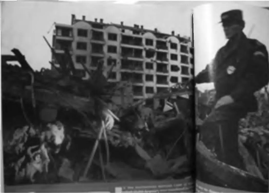 Рис 6 Сербский военный над руинами города Лидер Сербии С Милошевич являлся - фото 6