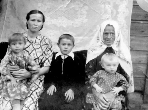 Талгат с Бабушкой мамой и сестренками Аптикеев Валерка второй с лева в первом - фото 2