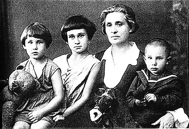 Татьяна Матвеевна Боннэр БаТаня с внуками Зорей Люсей и Игорем 1929 г В - фото 8