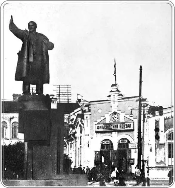 Памятник ВИ Ленину рядом с вокзалом Первым построили центральное здание - фото 34