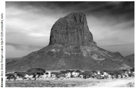 Базальтовый выступ в нагорье Ахаггар После ЭльКантары справа и слева - фото 127