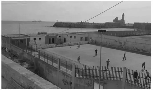 Один из видов из окон дома Раиса С карнизов и с балконов Бастиона 23 виден - фото 81