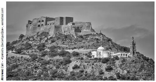 Крепость СантаКруз и католическая церковь что находится впереди - фото 94