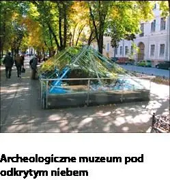 Przed pomnikiem diuka znajduje się niewielki pawilon z napisem Funikular który - фото 71