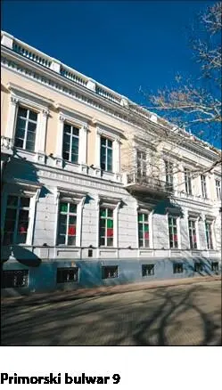 Na niewielkim placu dzielącym Primorski bulwar znajduje się pomnik diuka de - фото 74