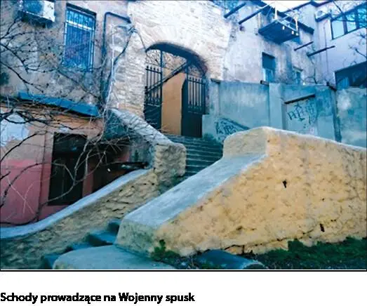 Bezpośrednio za kamienicą znajduje się niewielki zaułek noszący nazwę zaułek - фото 89
