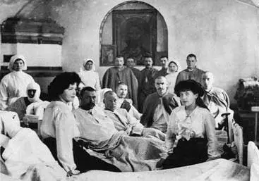 Великие Княжны Мария Николаевна и Анастасия Николаевна среди раненых воинов - фото 9