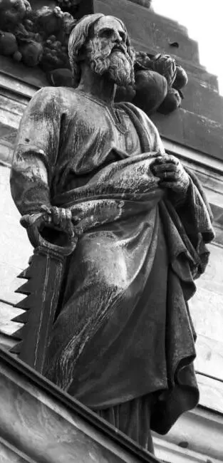 Фигура апостола Симона Кананита над фронтоном Исаакиевского собора в - фото 2
