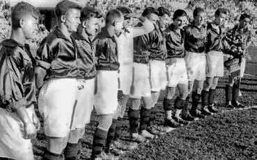 1933 г Сборная СССР Сергей Ильин второй слева 1933 г Сборная Москвы - фото 16