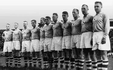 1933 г Сборная Москвы Сергей Ильин первый справа Не вина а беда Ильина - фото 17