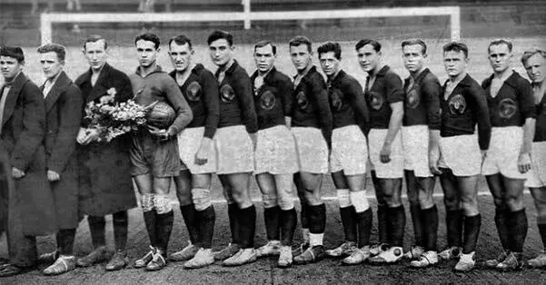 1930 г Сборная СССР по футболу на турнире в Скандинавии С Ильин третий - фото 18