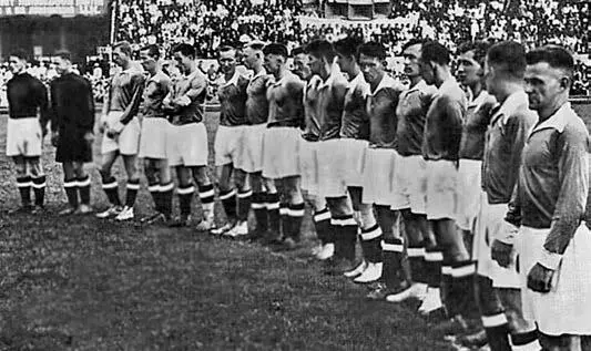 1935 г Сборная Москвы Сергей Ильин первый справа 8 сентября 1935 г на - фото 21
