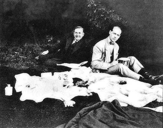 Великий Князь Михаил и дипломат Дмитрий Абрикосов пикник Гатчина 1915 г - фото 24