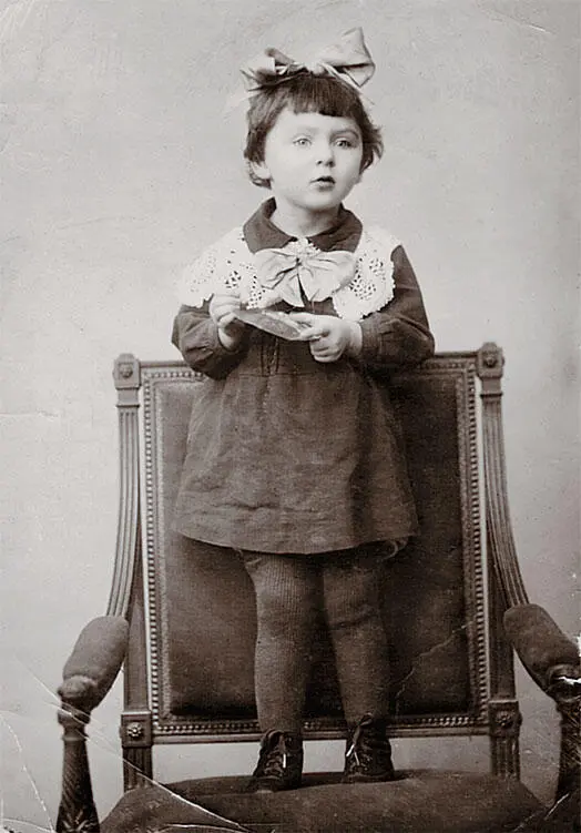 Паола Волкова она же Ола Одесская в детстве 1935 год Паола Волкова 1950е - фото 10