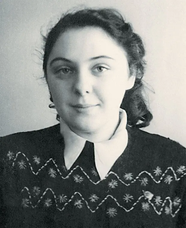 Паола Волкова 1950е годы Паола с сыном Володей Середина 1950х годов Паола с - фото 13