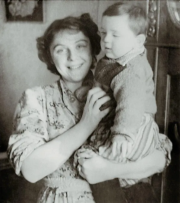 Паола с сыном Володей Середина 1950х годов Паола с сыном Конец 1950х годов - фото 14