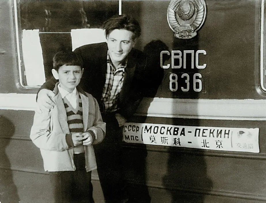 Володя провожает отца Мая Волкова в поездку в Пекин Конец 1950х годов - фото 17