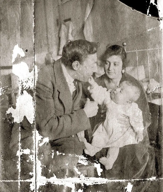 Счастливые родители Борис Юрьевич сотрудник советского торгпредства - фото 27