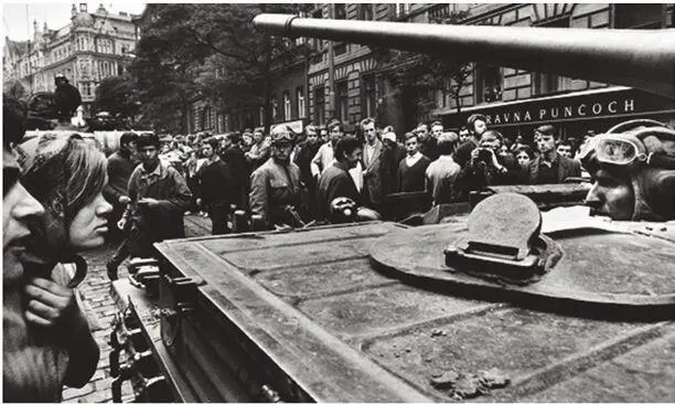 Прага Август 1968 г Фотография Причём для поэта гусеницы танков не что - фото 3