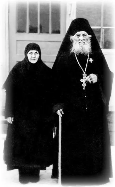 Схиархимандрит Амвросий Иванов из села Балабново Слева схимопахиня - фото 9