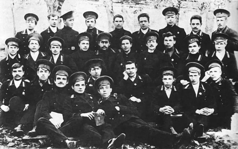 А Василевский во втором ряду второй слева среди учащихся Костромской - фото 2