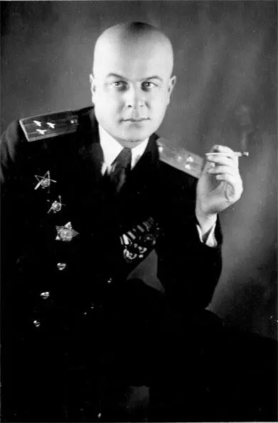 В 1929 году скрыв свое дворянское происхождение стал военным летчиком - фото 2