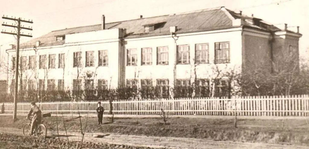 Старое здание 121 школы которое в 1961 году было передано 124 школе Фото 1961 - фото 2