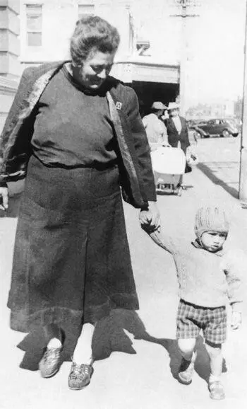 ONE OF MY GRANDMOTHERS WITI IHIMAERA AGED THREE WITH HIS PATERNAL - фото 1