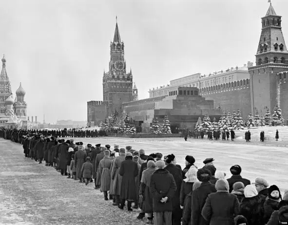 Очередь в мавзолей Ленина 70е гг ХХ века Считаем ли мы распространенные - фото 30