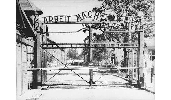 Ворота нацистского концлагеря в Аушвице Человек изменится в соответствии с - фото 53