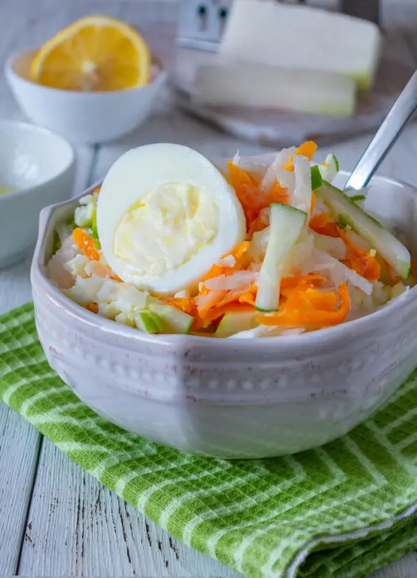 Витаминный салат из редьки с огурцом морковью и яйцами Йогуртная заправка - фото 3