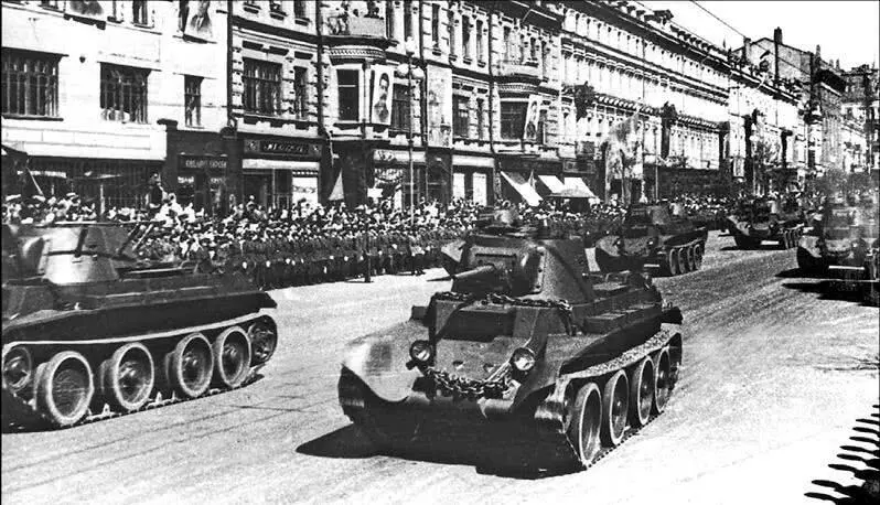 Танки БТ7 на параде в Киеве 1 мая 1939 г В Красной армии танки серии БТ - фото 17