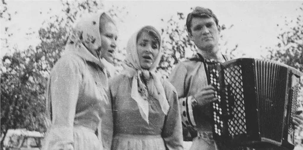 На празднике Гырон быдтон аккомпанирует на баяне Юрий Мохов Участниками - фото 5