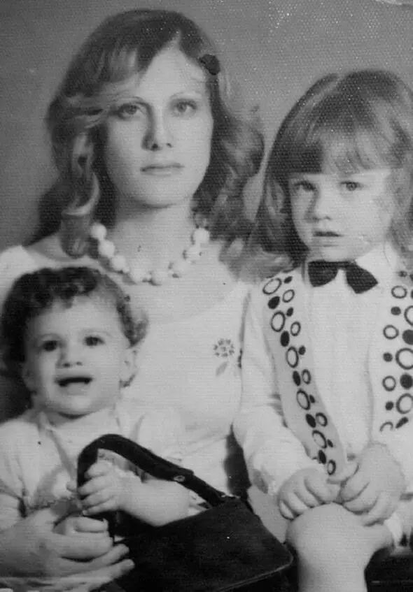 Мальчик со светлыми волосами это я Мне два года Здесь я со своей чудесной - фото 1
