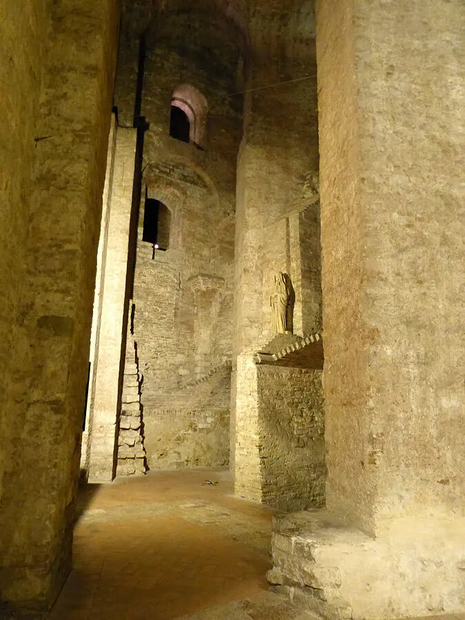 В подземных галереях Rocca Paolina Выйдя из подземелий мы как будто попали с - фото 2