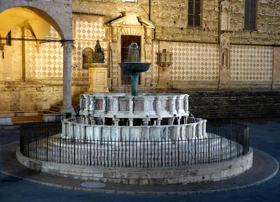 Fontana Maggiore А сразу за ним поднимается высокое крыльцо собора СанЛоренцо - фото 5