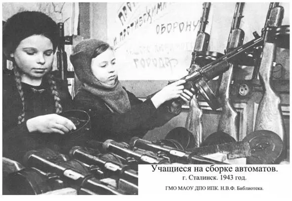 Патриотов настоящих Воспитали вы отцы Деловито встав на ящик У станков - фото 27