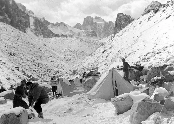 Новоселье на стоянке Рацека К альпиниаде мы уже прошли курс молодого бойца - фото 5