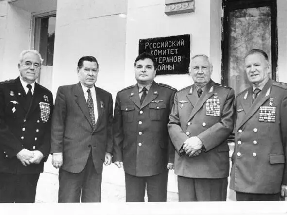 Эраст Галумов в центре да он из армейских Очень неприятно мне как Кирсана - фото 8