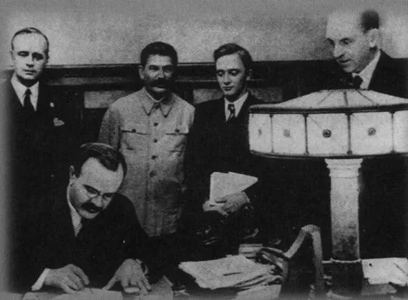 Подписание советскогерманского договора о ненападении 23 августа 1939 г - фото 1
