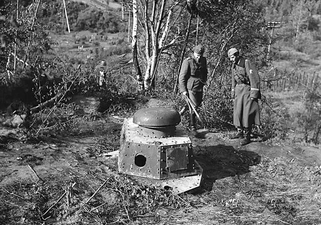 Финны осматривают дот с башней танка МС Карельский УР Фотобанк Оборонительных - фото 3