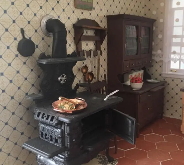 Угольная печь дополнительно укомплектована сковородками и утюгами разного - фото 6